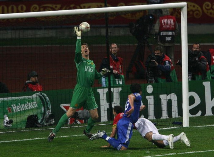 Edwin Van der Sar cản phá một cú đánh đầu cận thành của Michael Ballack trong trận chung kết Champions League giữa Man Utd và Chelsea, tháng 5/2008.